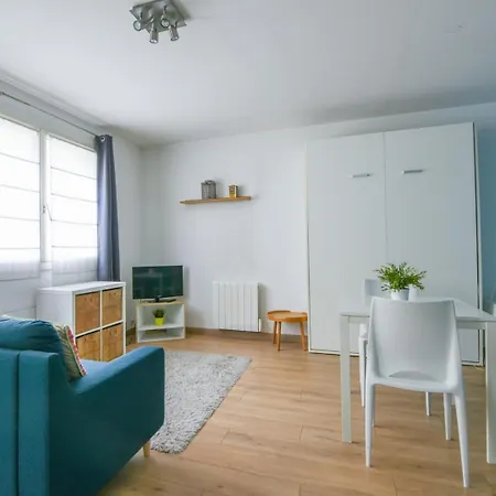 Quiet Between Train Stations And The Opera. Holiday home *