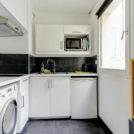 Quiet Between Train Stations And The Opera. Holiday home *